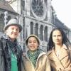 Begeistert von alten Gebäuden: Die Maori Colleen Ottley-Karena und ihr Sohn Llewelyn zusammen mit ihrem Gastgeber Yannik Zilch aus Obereuerheim vor der Heilig-Geist-Kirche in Schweinfurt.