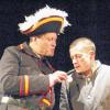 (ac)   Ein deutscher Kleinstaat in der ersten Hälfte des 19. Jahrhunderts: Franz Woyzeck ist ein einfacher Soldat, glücklich mit seiner Marie und ihrem gemeinsamen Kind. Mit Zusatztätigkeiten versucht er, ein wenig mehr Geld für die Familie zu verdienen. Er rasiert seinen Hauptmann, schneidet Stecken und gibt sich als Versuchsobjekt für einen Arzt her, der an ihm eine Erbsendiät erprobt. Hauptmann und Arzt demütigen Woyzeck, der miterleben muss, wie Marie eine Affäre mit dem Tambourmajor beginnt. Von Wahnvorstellungen heimgesucht, verwandelt sich Woyzeck in eine Gefahr, und die Geschichte steuert auf eine Katastrophe zu. Büchners „Woyzeck“ ist eines der einflussreichsten Dramen des 19. Jahrhunderts. Christian Schidlowskys bilderreiche Inszenierung spürt auf eindrückliche Weise Woyzecks Entwicklung nach. Zu sehen ist das Stück beim Gastspiel des Fränkischen Theaters Maßbach am Dienstag, 27. April, in der Stadthalle in Haßfurt. Mehr Informationen im Internet unter www.fraenkisches-theater.de.