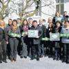Auszeichnung für regionalen Wareneinsatz: Zwölf Betriebe verschiedener Branchen aus der bayerischen, hessischen und Thüringer Rhön wurden mit dem Biosiegel Rhön, dem Qualitätszeichen Rhön und den Silberdisteln für einen hohen regionalen Wareneinsatz in der Gastronomie ausgezeichnet. Das Bild zeigt die Vertreter der Unternehmen gemeinsam mit dem Vorsitzenden des Vereins Dachmarke Rhön, Fuldas Landrat Bernd Woide (Zweiter von links), der Geschäftsführerin der Dachmarke Rhön, Barbara Vay (Dritte von links), und der stellvertretenden Geschäftsführerin der Dachmarke Rhön, Hannelore Rundell (rechts).