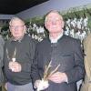 Vergoldete Trophäen: Drei Goldmedaillen wurden bei der Trophäenschau der BJV-Kreisgruppe vergeben. Und zwar an Alois Lehnert vom Revier Bad Neustadt/Herschfeld (zweiter von rechts), an Willi Floth vom Revier Löhrieth, der nicht anwesend sein konnte und an Jürgen Baier vom Revier Kreuzberg-Ost, dessen Vater Günter Baier (zweiter von links) für ihn die Trophäe entgegennahm. Links im Bild ist Jagdberater Lothar von der Tann, rechts der BJV-Kreisgruppenvorsitzender Thomas Schmitt.BARBARA HIPPELI
