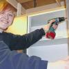 Huhn im Korb: Veronika Wallrapp ist die einzige Frau in Schweinfurt, die eine Ausbildung zur Fachkraft für Möbel-, Küchen- und Umzugsservice macht. LASZLO RUPPERT