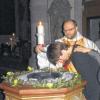 Taufe in der Osternacht: Tiger Young wird in den Schoß der katholischen Kirche aufgenommen.