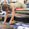 Spannende Suche: Restauratorin Margarete Eska legt am Freitag aus dem „Keltenblock“ eine Goldperle frei. Das beim Fürstensitz Heuneburg bei Herbertingen gefundene Prunkgrab wird seit Anfang 2011 in einem Speziallabor in Ludwigsburg freigelegt.