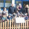 (cs)  Der Zellinger Verein „Smokers Paradise“ übergab einen Spendenscheck in Höhe von 300 Euro an den Kindergarten St. Sebastian. Diese Spende stammt aus der vereinsinternen Tombola. Die Kinder und Erzieherinnen nahmen den Scheck im Vereinsheim „Imbiss am Radweg“ entgegen. Vorsitzender Manfred Schneider (links) und die Kassiererin Goldstein Rebecca (Mitte) übergaben den Scheck. Das Geld investiert der Kindergarten in Spielgeräte und den Außenbereich.