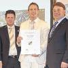 Ausgezeichneter Gasthof: Zum zweiten Mal hintereinander gab es für den „Brunnenhof“ aus Handthal Gold beim Wettbewerb „Bayerische Küche 2010“. Im Bild (von links): Der Präsident des Bayerischen Hotel- und Gaststättenverbands, Siegfried Gallus, Christian Hemmert und Thomas Sauerbrey vom „Brunnenhof“, Landwirtschaftsminister Helmut Brunner und Angelika Schäffer (Tourismusverband Franken).