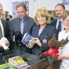 Bücher, Plüschtiere und Kleider: Das Rote Kreuz hat das erste „Sozialkaufhaus“ in Schweinfurt eröffnet. Mit dabei (von links): Bezirksgeschäftsführer Reinhold Dietsch, Kreisvorsitzender Harald Leitherer, BRK-Präsidentin Christa Prinzessin von Thurn und Taxis, Kreisgeschäftsführer Thomas Lindörfer und Kaufhausleiterin Sabine Ruß.