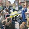 Heiß begehrtes Foto im Rennwagen: Groß war das Interesse der Kinder vom Kindergarten St. Johannis an Rennfahrer Andreas Pfister und seinem Rennwagen bei der siebten Automeile in Karlstadt. Für ein Foto durfte sich jedes Kind in Pfisters Gefährt setzen.