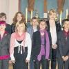 (mg)   Am Sonntag wurde in der Erlöserkirche zum zweiten Mal Konfirmation gefeiert. Für elf Jugendliche begann das Konfirmationswochenende am Samstag mit einer Beichtandacht, während dieser ein Konfirmand getauft wurde. Die Paten waren hierzu besonders eingeladen, sie entzündeten die Taufkerze an der Osterkerze. Am Sonntag zogen die Konfirmanden feierlich in die Kirche ein, wo sie Pfarrer Jean-Pierre Barraud segnete. Am Abend war eine Dankandacht mit Vorstellung der Konfirmandensprüche. Am Montag wurde nach einem gemeinsamen Frühstück im Gemeindehaus eine Morgenandacht gefeiert. Jahresthema des Konfirmandenjahrgangs war die Gemeinschaft der Heiligen. Das Bild zeigt (vorne von links) die Konfirmanden Fabian Lang, Antonja Zirkler, Selnia Frei, Sandra Bühlmeier, Jonas Göbel, Marcel Berger, (hinten von links) Edward Hahn, Tanja Reckziegel, René Schieck, Denise Knee, Selina Nöth zusammen mit Pfarrer Jean-Pierre Barraud.