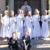 (heu) Sechs Mädchen und zwei Jungen aus Kothen und Speicherz feierten am Sonntag Erstkommunion in der Kothener Kirche. „Ihr seid zum ersten Mal an den Tisch Jesu eingeladen“, begrüßte Pfarrer Michael Krammer die Erstkommunionkinder. Sie knüpfen an ihre Taufe an, so Krammer. „Damals haben euch eure Eltern zur Kirche gebracht“, erinnerte er. Von links: Lea Beck, Ramona Kleinhenz, Sophia Jung, Aylin Ögretmen, Anne Bauer, Marie Hergenröder sowie vorne Luca Beck und Jan Heeschen.