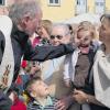 (new)   So viele Kinder mitten in der Stadt zu haben, das erfüllte auch Bürgermeister Bruno Altricher mit Freude. Er begrüßte die Mädchen und Buben, die mit ihren Kindergärten aus dem ganzen Stadtgebiet gekommen waren, um auf dem Marktplatz einen kleinen Gottesdienst zu feiern und sich segnen zu lassen. Die Kindersegnung findet seit einigen Jahren im Rahmen der Woche für das Leben statt. Diese Aktion der katholischen und evangelischen Kirche steht heuer unter dem Motto „Gesunde Verhältnisse“. Pfarrer Bernold Rauch dankte Gott gemeinsam mit den Kindern, dass er uns das Leben geschenkt hat, und Pfarrer Udo Molinari (im Bild) erzählte von Jesus, der die Kinder zu sich kommen ließ. Beide erteilten jedem einzelnen Kind, das an der öffentlichen Feier teilnahm, den Segen mit Kreuzzeichen. Wie wertvoll der Segen ist, hatten die Kleinen vorher schon voller Überzeugung gesungen: „Gottes guter Segen ist wie ein großer Hut“. Er bietet Schutz.Foto: Nerche-Wolf