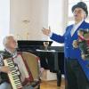 Mit Leib und Seele dabei: Robert Bauch (Akkordeon) und Siegfried Hornung (Tenor) präsentierten in Schoss Wolzogen in Mühlfeld einen heiteren Wiener-Lieder-Nachmittag.