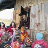 (hub)   Am Freitagabend brachen die 25 Kinder des Brünner Kindergartens mit ihren Erzieherinnen zu einer Nacht der Märchen auf. In den Lauerwiesen zogen sie von Märchen-Station zu Märchen-Station. An der ersten Station, der Hütte der Lauertalkickers, begegneten ihnen  Hänsel und Gretel. Zusammen mit den beiden sangen alle das bekannte Märchenlied: „Hänsel und Gretel verliefen sich im Wald“. Als dann „Hu, da schaut eine alte Hex heraus“ erklang, öffnete sich das Fenster der in ein Lebkuchenhaus verwandelten Hütte und eine Hexe erschien. Sie lockte die Kindergartenkinder mit Süßigkeiten. Im Märchen endet sie in einem Ofen, in den die beiden Ausreißer Hänsel und Gretel die Hexe hineinschoben. Weiter ging es zum Sterntalermädchen, dort gab es Sternkekse, Punsch und Goldtaler. Vom Schneewittchen am Jägerhaus erhielt jedes Kind einen Apfel. Der Froschkönig, hinter den Gärten, hatte für jedes Kind einige Gummibärchen-Frösche parat. Das Rumpelstilzchen hatte am Kindergarten-Spielplatz Weck und Wurst vorbereitet. Bevor die Buben und Mädchen an den Stationen aber etwas bekamen, mussten sie erst das für den Märchen-Weg eingeübte Lied singen. An jeder Station gab es den Hinweis auf das nächste Märchen. Zurück im Kindergarten wurden die unternehmungslustigen Kleinen schließlich noch durch das Handpuppenspiel „Rapunzel“ unterhalten. Zur Schlafenszeit erschien den Kindern dann eine gute Fee. Nach dem gemeinsamen Frühstück endete die ereignisreiche Märchennacht.