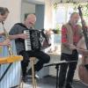 Jubiläum mit Musik: 25 Jahre gibt es das Seecafé. Seit dieser Zeit und auch zum Jubiläum sind Auftritte von verschiedenen Bands wie des Schukker Trios (im Bild) fester Bestandteil im Programm.