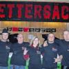 (li)   Die zweite „Heavy-Metal-Night“ in der Feldscheune war ein voller Erfolg für den Veranstalter, das Team „Kettersäch“ (Ricky Ditzel, Sandy Ditzel, Stefan Kerschner, Benedikt Wehner, Thomas Rupprecht). Mehr als 350 junge begeisterte Liebhaber dieser Musikrichtung kamen aus ganz Nordbayern und hatten Spaß mit Spitzenbands und Newcomers. Es spielten die Bands „Vespertilio“ (Coburg), „Hatred“ (Schweinfurt), „Defuse my hate“ (Schweinfurt), „Crematory“ (Mannheim), „Kissin' dynamite” und „For Every Evil”. Viele Auflagen (Lärmschutz, Toiletten, Bewirtung oder Parkplätze) wurden von den Veranstaltern in Eigenleistungen erfüllt. Besonders gut kam die neue Bar an. Verdienen wollen die Veranstalter eigentlich nichts – es sollen nur die Unkosten wieder hereinkommen. Ihnen geht es hauptsächlich um die Musik. Im Bild das Team „Kettersäch“.