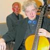 Seltenes Streichinstrument: Das Arpeggione stand im Mittelpunkt eines Konzerts auf Schloss Homburg mit Professor Gerhart Darmstadt (vorne) und Michael Günther am historischen Hammerflügel.