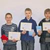 Gut in Geo: Schüler des Kitzinger Armin-Knab-Gymnasiums nahmen heuer wieder am Geographie-Wettbewerb von National Geographic teil. Schulsieger wurde Martin Schlinke, der sich im Wettbewerb der Klassenbesten gegen Johannes Hölscher (beide Klasse 8a) und Jens Sarömba (8b) durchsetzen konnte. Schulleiterin Margit Hofmann überreichte dem Schulsieger einen Büchergutschein.