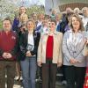 Jubelkonfirmation: Zum Erinnerungsfoto anlässlich ihrer silbernen und goldenen Konfirmation stellten sich 16 Jubelkonfirmanden zusammen mit Pfarrer Joachim Pennig (rechts) und dem damaligen Pfarrer der Auferstehungsgemeinde Eckhard Reichelt (links), der seinen Ruhestand in Uffenheim verbringt.
