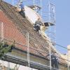 Arbeit in luftiger Höhe: Das Dach der Friedhofskapelle in Gerolzhofen wird zurzeit neu eingedeckt. Die alten Ziegel waren porös und beschädigt.Norbert Finster