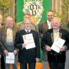 Treue Mitglieder im Bayerischen Jagdverband: Ehrennadel und Urkunde wurden (vordere Reihe von links) Franz Friedrich, Karl-Heinz Stein, Hubert Fischer und Karl Fuchs vom Vorsitzenden der Kreisgruppe Mellrichstadt, Bernd Bauer (rechts) und seinem Stellvertreter Hans-Joachim Drescher (Zweiter von links) überreicht. Carl-Christian Bittorf, Andree Link und Gerhard Landgraf (Hinten, von rechts) wurden ebenfalls ausgezeichnet.