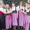 Weinprinzessin Anne und ihre Ehrendamen freuen sich auf das Weinfest. Dazu der Spruch der Prinzessin: „Wer schon am frühen Morgen singt, mit Maß und Ziel sein Gläschen trinkt, wer lebt und leben lässt auf Erden, kann sicher 100 Jahr alt werden.“Foto: Weinfestgemeinschaft Kleinlangheim