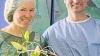 Blumen zum Jubiläum: Patientin Bianca Lasetzky in der Lohrer Augenklinik mit Operateur Dr. Gero Krommes.