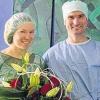 Blumen zum Jubiläum: Patientin Bianca Lasetzky in der Lohrer Augenklinik mit Operateur Dr. Gero Krommes.