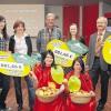 10. Apfelprojekt-Geburtstag: Die Alfons-Goppel-Berufsschule schenkt drei Hilfsprojekten je 681,66 Euro. Von links: Lehrerin Renate Käser, Schülersprecherin Linda Niedermayer, Lehrerin Sabine Otter, Lehrer Johannes Königer (im Ruhestand), Schülersprecherin Christin Henkel, stellvertretender Schulleiter Rainer Schöler, Lehrer Wolfgang Lechner. In der Mitte die Schülerinnen Elaine Korsalke und Nadine Schlemm.