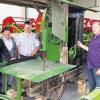 (so)   Beim Oldtimertreffen am Sonntag, 30. Mai, in Trappstadt an der Gerätehalle (außerhalb des Ortes an der Straße nach Eyershausen), werden auch heuer wieder frisch restaurierte Oldtimer zu bestaunen sein. Wie von den Oldtimerfreunden-Grabfeld zu erfahren war, wird einer alten Bandsäge frisches Leben eingehaucht. Die historische Bandsäge wurde im Internet ersteigert. Die eisenberingten Wagenräder wurden abmontiert und werden neu aufgebaut. Dazu wurden einige Holzspeichen aus Eiche ausgewechselt. Das Alter dieser sägenden Attraktion wird auf rund 100 Jahre geschätzt. Was sich hinter der kleinen hölzernen Tür an der Säge verbirgt bleibt bis zur Schau ein Geheimnis. Beim Fest ist mit einer Vorführung zu rechnen. Die Vorbereitungsarbeiten für das Treffen sind im Gange, wie Oldtimerfreund Werner Pelzl vorab verriet. Das „Lanz-Vorglühen“ findet am 30. Mai gegen 10 Uhr statt. Für das leibliche Wohl wird ab 12 Uhr Spanferkel angeboten. Auch andere Leckereien sind im Angebot.