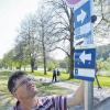 Hier geht's lang: Bauhofmitarbeiter Herbert Hübner befestigt die Schilder für die Nordic-Walking-Routen am Marktheidenfelder Mainufer.