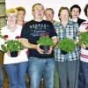 Blumen für die Preisträger des Blumenschmuckwettbewerbs: 17 Teilnehmer wurden ausgezeichnet, fünf nahmen die Pflanzen bei der Jahresversammlung entgegen: (von links) Hiltrud Hümmer, Irmgard Mahr, Helmut Öffner, Johanna Rost und Betty Hilpert, (hinten von links): die Jurorinnen des Wettbewerbs Renate Mahr, Marie-Luise Dürr, Mechthild Engert sowie die Vereinsvorsitzende Petra Schorr.