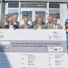 Startschuss: Baubeginn an der Eichendorffschule in Gerbrunn: (von links): die Schüler Manuel Herrmann und Sebastian Eigner, Konrektor Frank Karl, Rektor Alfred Schäffer, Georg Stirnweiß, Alexander Grünewald, Stefan Wolfshörndl, Norbert Böhm, Randersackers Bürgermeister Dietmar Vogel, Theilheims Ortschef Hubert Henig, Rottendorfs Bürgermeister Rainer Fuchs, die Schülerinnen Nadine Rotthoff und Kimberly Ebel.