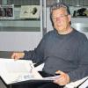Inmitten der Ausstellung „20 Jahre burgart-presse“: Verleger Jens Henkel im Museum Otto Schäfer.