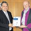 Preisübergabe: MECK-Projektleiter Oliver Freitag (links) übergibt Ralf Ludewig, Inhaber des Modehauses Ludewig in Bad Kissingen, den „Website Award 2010“ in Silber.