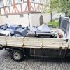 (sh)   Eine ganze Wagenladung ausgeschlachteter elektrische Geräte musste die Stadt Königsberg in der Hellinger Flur entsorgen. In dringendem Tatverdacht sind Mülltouristen, die einige Tage vor der eigentlichen Sperrmüllabfuhr die Städte und Gemeinden durchforsten. Da vieles dabei wieder einem nützlichen Zweck zugeführt und zudem das Müllaufkommen reduziert wird, wird dies sogar gern gesehen. Doch gibt es offenbar unter diesen Mülltouristen auch schwarze Schafe, die nur an elektrischen Geräte interessiert sind (die zwar eigentlich nicht zum Sperrmüll gehören, aber immer wieder zur Abholung vor das Haus gestellt werden) und diese dann ausgeschlachtet in der freien Natur entsorgen.