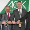 Die AOK bezog neue Räume: Im Bild (von links) Architekt Leo Zehe, Bürgermeister Rudi Eck, AOK-Direktor Frank Dünisch und Geschäftsstellenleiter Jochen Schröder bei der Schlüsselübergabe.
