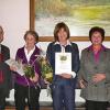 Stammgäste in Burgsinn: Bürgermeister Schüßler (links) überreichte den beiden Niederländerinnen Christine und Petra Oudshoorn (Mitte) Blumen und eine CD von der 1000-Jahrfeier. Für Helmut Jeckel, Vorsitzender des Fremdenverkehrsvereins, und seine Frau Brigitte gehören die beiden Damen schon zur Familie.