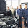 Tag des Ausbildungsplatzes: Im Autohaus Grampp warben für die Bereitstellung von Lehrstellen (von links) Rudolf Künzig (Volkswagen), Martin Heilmann (Arbeitsagentur), Holger Fischer (Grampp), Nico Freitag und Bernd Welzbacher (beide Arbeitsagentur).