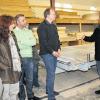 Frank Stanger, Gesamtvertriebsleiter bei der Firma Wolf Haus, erklärt den Wirtschaftsjunioren die Produktion von Fertighäusern.