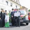 Segnung des neuen Mehrzweckfahrzeuges der Feuerwehr Ebrach: Im Bild Bürgermeister Max-Dieter Schneider, Kommandant, Jürgen Gillich und Feuerwehr-Vorsitzender Konrad Götz sowie die beiden Geistlichen Pfarrerin Cornelia Meyer und Pfarrer Hans Lyer bei der Übergabe der Vereinsspende mit 4500 Euro an die Marktgemeinde Ebrach.