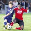 (kim)   Von Beginn an nahm der FC Grünsfeld zu Hause das Heft gegen den VfR Gerlachsheim in die Hand, kassierte aber bereits in der vierten Minute den 0:1-Rückstand. Krämer stand in rund elf Metern Entfernung mit dem Rücken zum Grünsfelder Tor. Als er den Ball bekam, schlenzt er diesen mit einem gekonnten Drehschuss in die Maschen. Bis zur 38. Minute mussten die Hausherren diesem Rückstand hinterherlaufen. Dann war es Alexander Wagner, der nach einem Freistoß von Bernd Kriegisch frei vorm Tor nur noch zum 1:1 Unentschieden einschieben musste. In allen Belangen überlegen, erarbeiteten sich die Einheimischen Chance um Chance und legten wie Jovelino Garcia (im Bild, rechts) großen Kampfgeist an den Tag. Aber hatten sie auch noch so gute Möglichkeiten, kratzte sie der VfR-Torwart Timo Sack immer wieder von der Linie. Bis auf den Torschuss in der ersten Hälfte, der auch zum glücklichen Treffer geführt hatte, fiel den Gästen nicht mehr viel ein. Sie konnten sich am Ende bei ihrem fehlerlosen Schlussmann bedanken, dass sie überhaupt einen glücklichen Punkte verbuchten. Grünsfeld indessen hätte es ob seiner vielen sehenswerten Angriffe auf das Gerlachsheimer Tor verdient gehabt, einen deutlichen Sieg einzufahren.