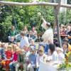 Spielparadies geschaffen: Pfarrer Müller segnete beim Sommerfest der Kindertageseinrichtung St. Bernhard in Ebrach den Abenteuerspielplatz, der dem Einsatz vieler Eltern und von zehn Ebracher Rentnern sowie vielen zusätzlicher Geld- und Sachspenden zu verdanken ist.