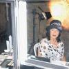 In der Maske: Helga Illichmann aus Bischofsheim spielt in dem Rhöner Film eine feine Arztfrau.