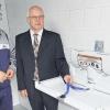 Familienfreundliches Freibad Burgsinn: Schwimmmeister Ralf Knüttel (links) zeigt Bürgermeister Franz Schüssler den ausklappbaren Wickeltisch.