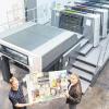 Neue superschnelle Druckmaschine: Die 1,5-Millionen-Euro-Investition namens „Speedmaster“ steht für eine Neuausrichtung des Druckhauses Weppert vorwiegend auf den boomenden Markt, der über die Online-Portale im Internet läuft. Im Bild Geschäftsführer Norbert Hettrich (rechts) und der stellvertretende Produktionsleiter Christian Deppert.