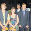 Bei der Abifeier: Die besten Abitur-Noten erzielten Katharina Other (links) mit 1,3, Lisa-Maria Karch mit 1,2 und Christian Schmitt mit 1,0. Mit ihnen freuten sich bei der Zeugnisübergabe der stellvertretende Schulleiter Wendelin Seufert (hinten links), Landrat Thomas Habermann (rechts) und Kollegstufenbetreuer Rainer Seelmann.