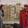(may)   Beethovens Oper „Fidelio“ wurde den Schülern der ersten bis siebten Klassen von der Kinderoper „Papageno“ vorgestellt: auf erfrischende, lustige und vor allem kindgerechte Art. Viele Buben und Mädchen waren aktiv in das Geschehen eingebunden. Die Zuhörer und Zuschauer, darunter viele Eltern, zeigten sich beeindruckt: nicht nur von den ausgebildeten Stimmen und schauspielerischen Fähigkeiten der drei Opernsänger, sondern auch von der Leistung der Schüler, die gemeinsam mit den Sängern die Geschichte von Fidelio spielen durften. Die drei Schauspieler aus Wien sangen live die zur Handlung gehörenden Arien, Duette und Terzetts. Dabei stellten sich die Profis jeweils neben die im entsprechenden Kostüm auftretenden Nachwuchsschauspieler. Sie hatten sichtlich Spaß an Spiel, Mimik und Bewegung in der Begegnung mit den Schülern. Die Gesangsvorträge wurden so arrangiert, dass sie durch Struktur und Aufbau leicht verständlich waren. Die Veranstaltung hat Wege und Möglichkeiten aufgezeigt, die Ohren der Kinder für die klassische Musik zu öffnen und diese auf besondere Art erleben zu lassen. Der Einstieg in die Welt der Oper wurde zum Kinderspiel.