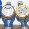 Eine zusätzliche Wasseruhr als Alternative? Nach der Abschaffung der Gartenwasserpauschale in Kitzingen müssen sich die Gartenbesitzer ausrechnen, ob sich lohnt, eine zweite Wasseruhr einzubauen und so Abwassergebühren zu sparen. Eine Rechnung, die von mehreren Faktoren abhängt und die jeder für sich selbst machen muss.