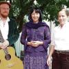 Laden zu Siscéal ein: Keltische Märchen und irische Musik stellen Gitarrist Carlo Hilsdorf und seine Gruppe „The Clan Make Noise“ und Erzählerin Annette Martin (Mitte) im Dorint vor, wo Direktorin Julia von Deines den Kuppelsaal zur Verfügung stellt.