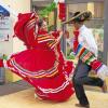 Farbenfroher Blickfang: Bei der Langen Einkaufsnacht war auch kulturell wieder einiges geboten. So heizten zum Beispiel diese Flamenco-Tänzer den Besuchern kräftig ein.