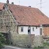 Nicht mehr zu retten: Für das so genannte Schererhaus in Mechenried, ein über 200 Jahre altes Fachwerkwohnhaus zwischen Pfarrhaus und Gemeindehaus, gab der Denkmalschutz nun grünes Licht für den Abriss.